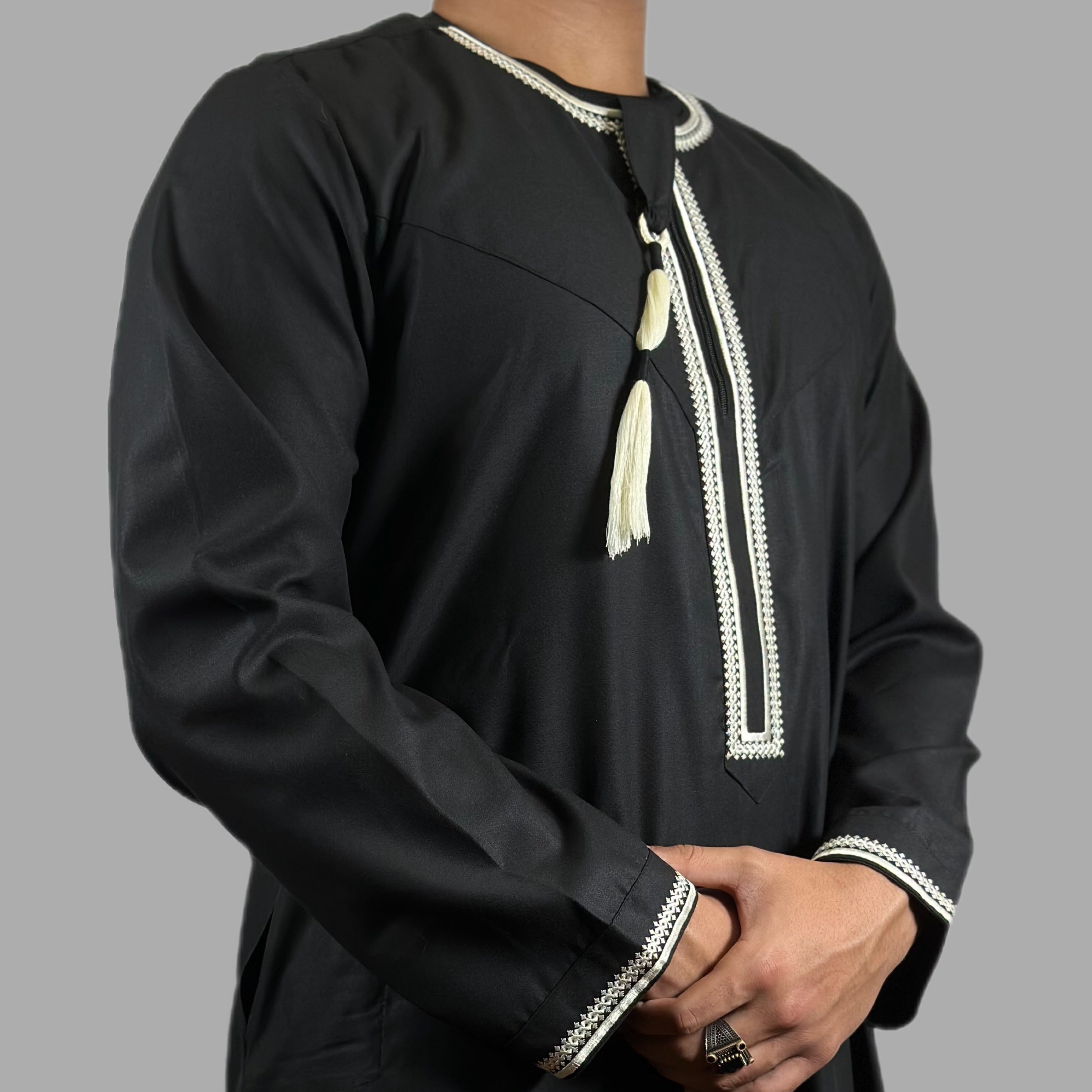 Luxury Black and Cream Omani Thobe