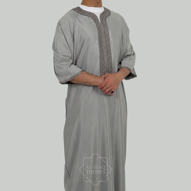 ثوب مغربي كلاسيكي من الكتان باللون الأسود الفحمي
