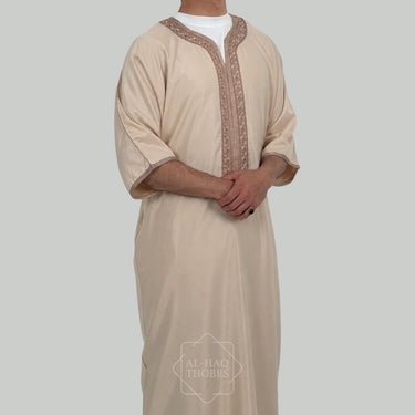 ثوب مغربي كلاسيكي من الكتان باللون الأسود الفحمي