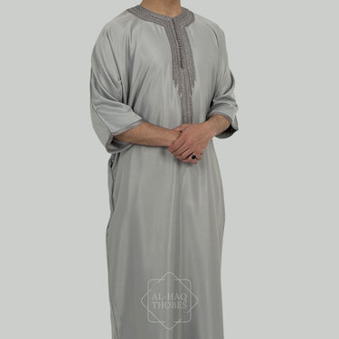 ثوب مغربي كلاسيكي من الكتان باللون الأسود الفحمي